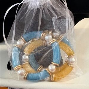 Plunder group of 3 stackable bracelets.